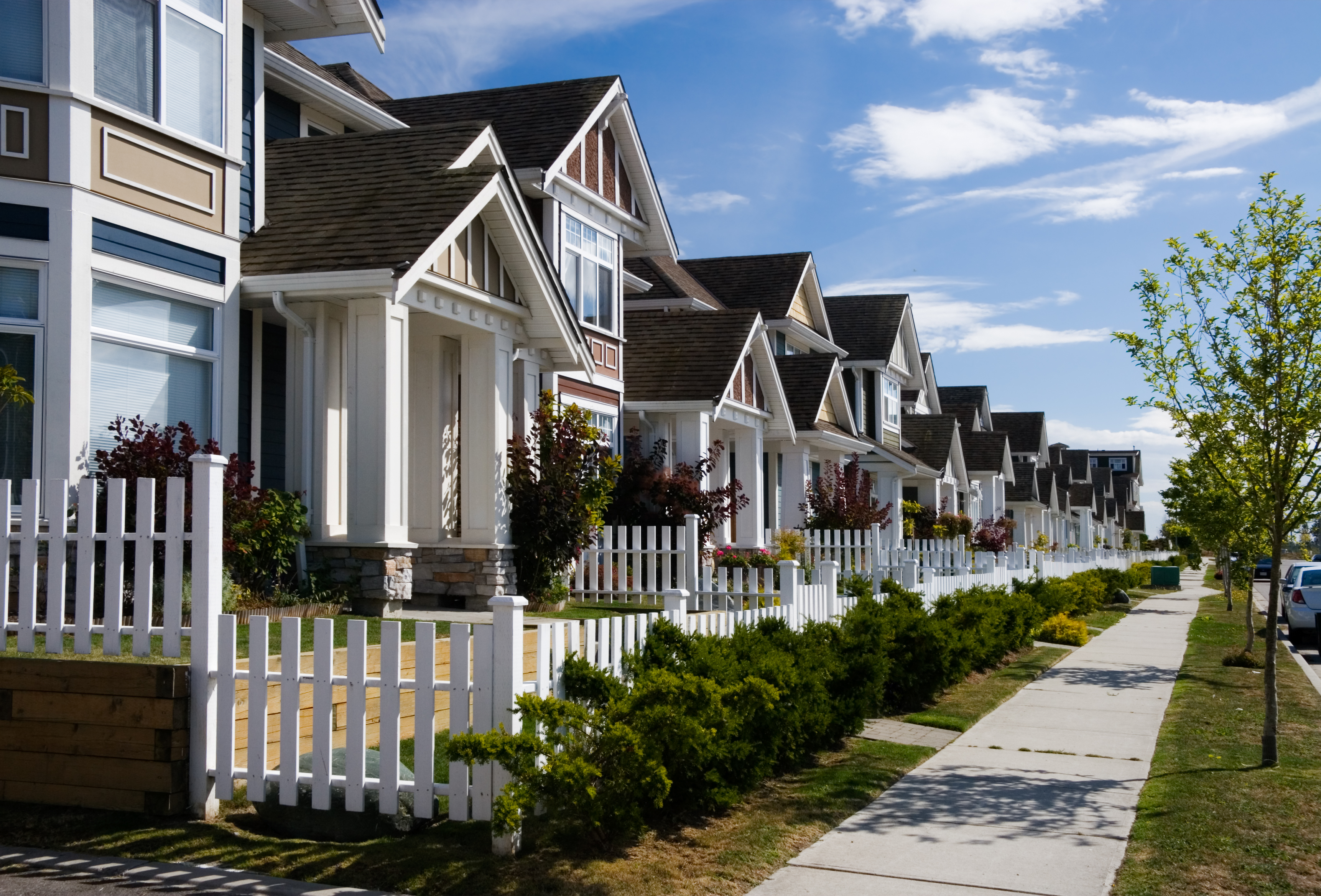 A row of houses in a neighborhood.